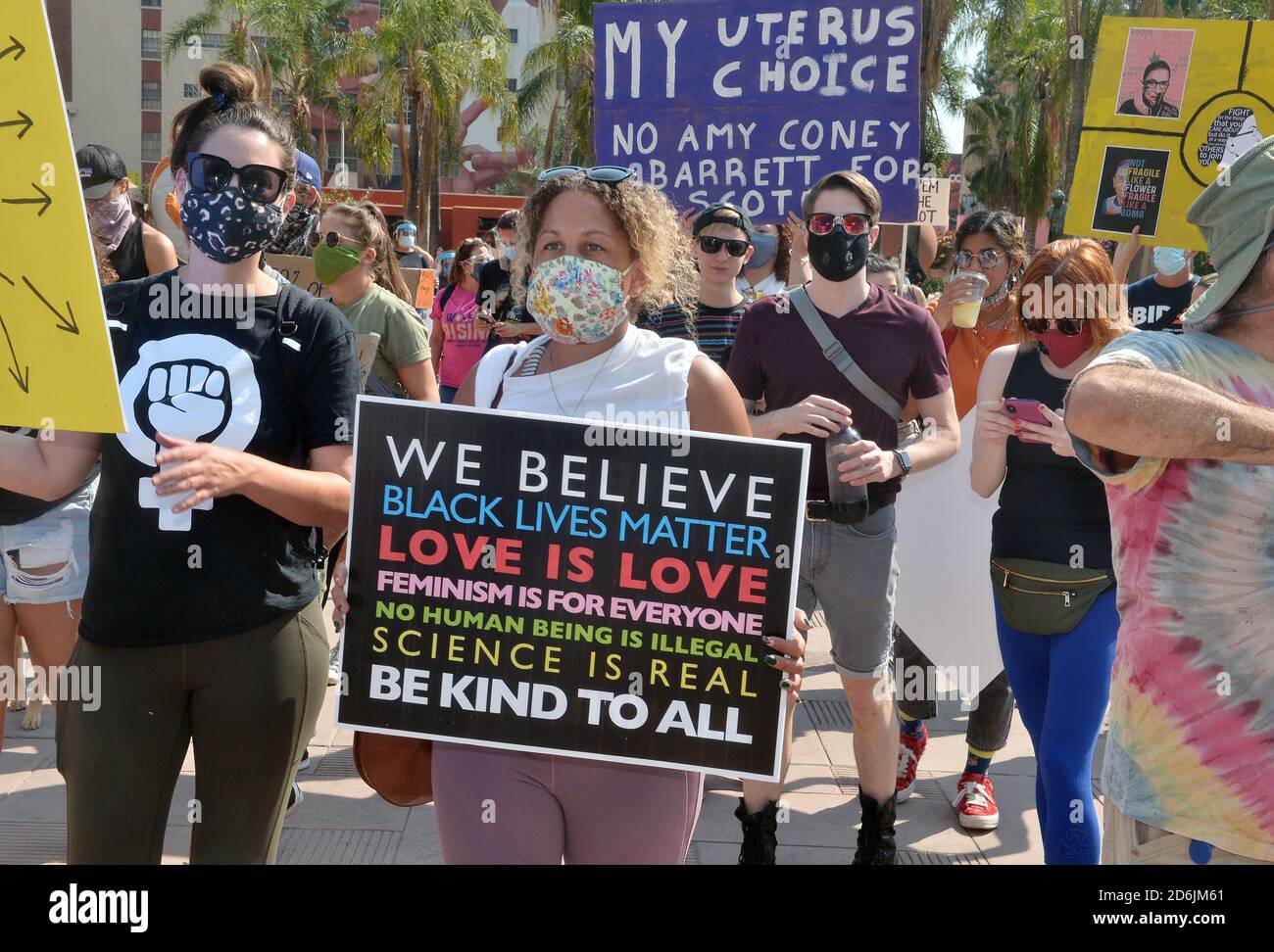 Los Angeles. Stati Uniti. 17 Ott 2020. Centinaia di persone si riuniscono per protestare contro gli sforzi compiuti dall'amministrazione Trump per sostituire la Corte Suprema Ruth Bader Ginsburg a Pershing Square, nel centro di Los Angeles, sabato 17 ottobre 2020. Le marce a livello nazionale si sono svolte nel tentativo di non confermare la nuova giustizia fino a dopo l'elezione. "E' stato il desiderio morente di Ginsburg di non essere sostituito solo dopo le elezioni, e credo che dovremmo onorarlo", ha detto l'organizzatore Jenna Karvundis. Foto di Jim Ruymen Credit: UPI/Alamy Live News Foto Stock