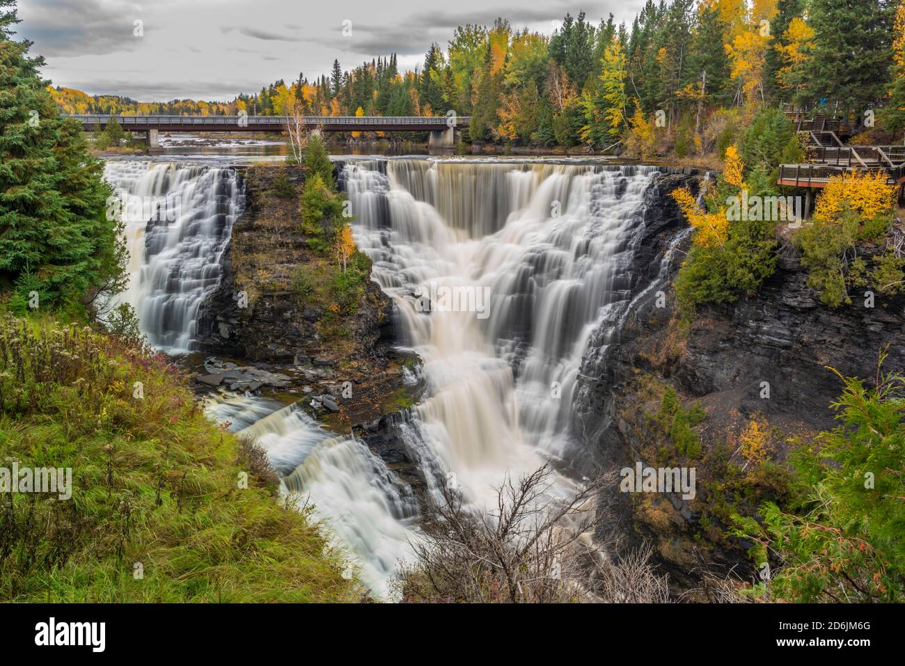 Cascate di Kakabeka con colore delle foglie autunnali vicino a Thunder Bay, Ontario, Canada, Foto Stock