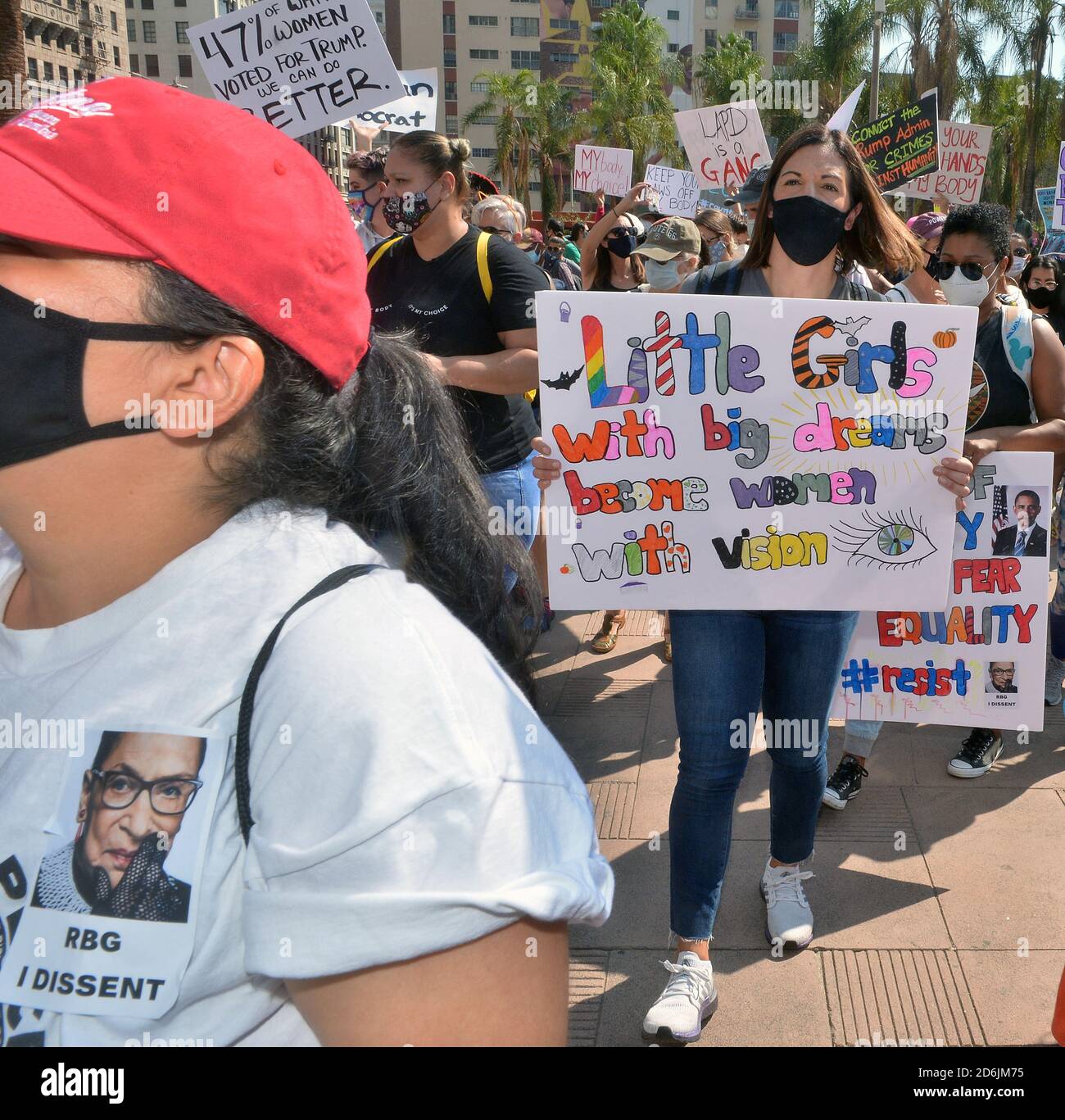 Los Angeles. Stati Uniti. 17 Ott 2020. Centinaia di persone si riuniscono per protestare contro gli sforzi compiuti dall'amministrazione Trump per sostituire la Corte Suprema Ruth Bader Ginsburg a Pershing Square, nel centro di Los Angeles, sabato 17 ottobre 2020. Le marce a livello nazionale si sono svolte nel tentativo di non confermare la nuova giustizia fino a dopo l'elezione. "E' stato il desiderio morente di Ginsburg di non essere sostituito solo dopo le elezioni, e credo che dovremmo onorarlo", ha detto l'organizzatore Jenna Karvundis. Foto di Jim Ruymen Credit: UPI/Alamy Live News Foto Stock