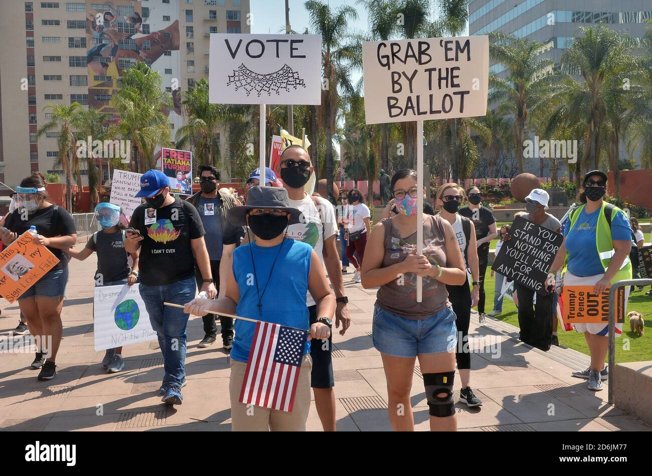 Los Angeles. Stati Uniti. 17 Ott 2020. Centinaia di persone si riuniscono per protestare contro gli sforzi compiuti dall'amministrazione Trump per sostituire la Corte Suprema Ruth Bader Ginsburg a Pershing Square, nel centro di Los Angeles, sabato 17 ottobre 2020. Le marce a livello nazionale si sono svolte nel tentativo di non confermare la nuova giustizia fino a dopo l'elezione. "E' stato il desiderio morente di Ginsburg di non essere sostituito solo dopo le elezioni, e credo che dovremmo onorarlo", ha detto l'organizzatore Jenna Karvundis. Foto di Jim Ruymen Credit: UPI/Alamy Live News Foto Stock