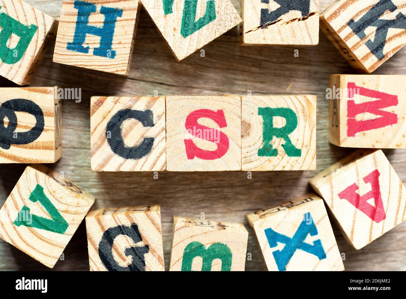 Blocco di lettere alfabetiche nella parola CSR (Abbreviazione di responsabilità sociale d'impresa) con un altro su sfondo di legno Foto Stock