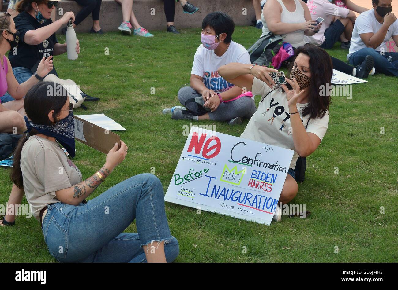 Los Angeles. Stati Uniti. 17 Ott 2020. Centinaia di persone si riuniscono per protestare contro gli sforzi compiuti dall'amministrazione Trump per sostituire la Corte Suprema Ruth Bader Ginsburg a Pershing Square, nel centro di Los Angeles, sabato 17 ottobre 2020. Le marce a livello nazionale si sono svolte nel tentativo di non confermare la nuova giustizia fino a dopo l'elezione. "E' stato il desiderio morente di Ginsburg di non essere sostituito solo dopo le elezioni, e credo che dovremmo onorarlo", ha detto l'organizzatore Jenna Karvundis. Foto di Jim Ruymen Credit: UPI/Alamy Live News Foto Stock