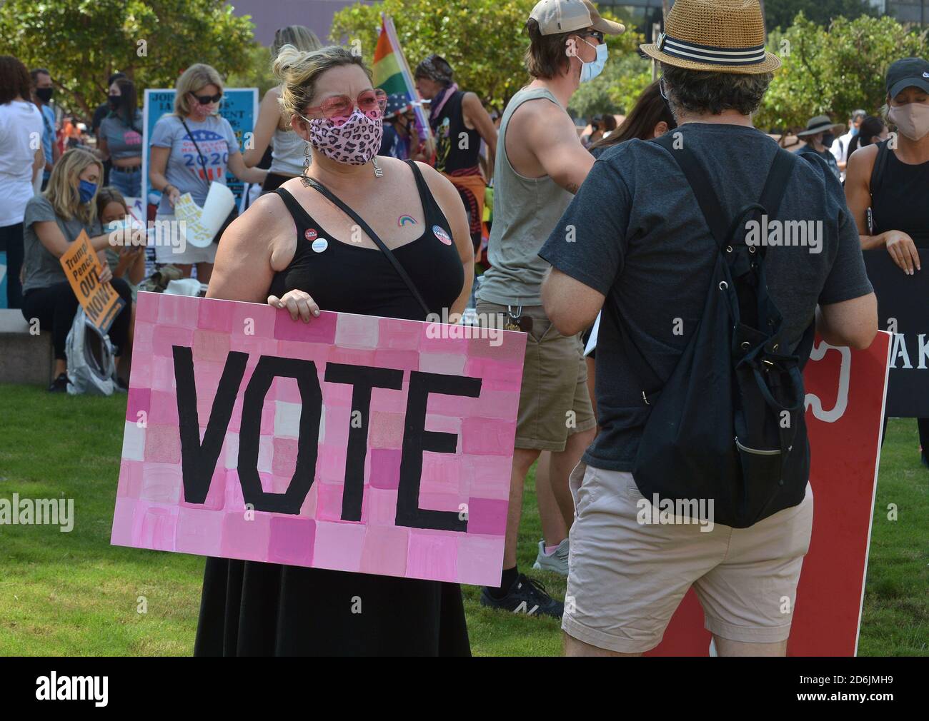 Los Angeles. Stati Uniti. 17 Ott 2020. Centinaia di persone si riuniscono per protestare contro gli sforzi compiuti dall'amministrazione Trump per sostituire la Corte Suprema Ruth Bader Ginsburg a Pershing Square, nel centro di Los Angeles, sabato 17 ottobre 2020. Le marce a livello nazionale si sono svolte nel tentativo di non confermare la nuova giustizia fino a dopo l'elezione. "E' stato il desiderio morente di Ginsburg di non essere sostituito solo dopo le elezioni, e credo che dovremmo onorarlo", ha detto l'organizzatore Jenna Karvundis. Foto di Jim Ruymen Credit: UPI/Alamy Live News Foto Stock