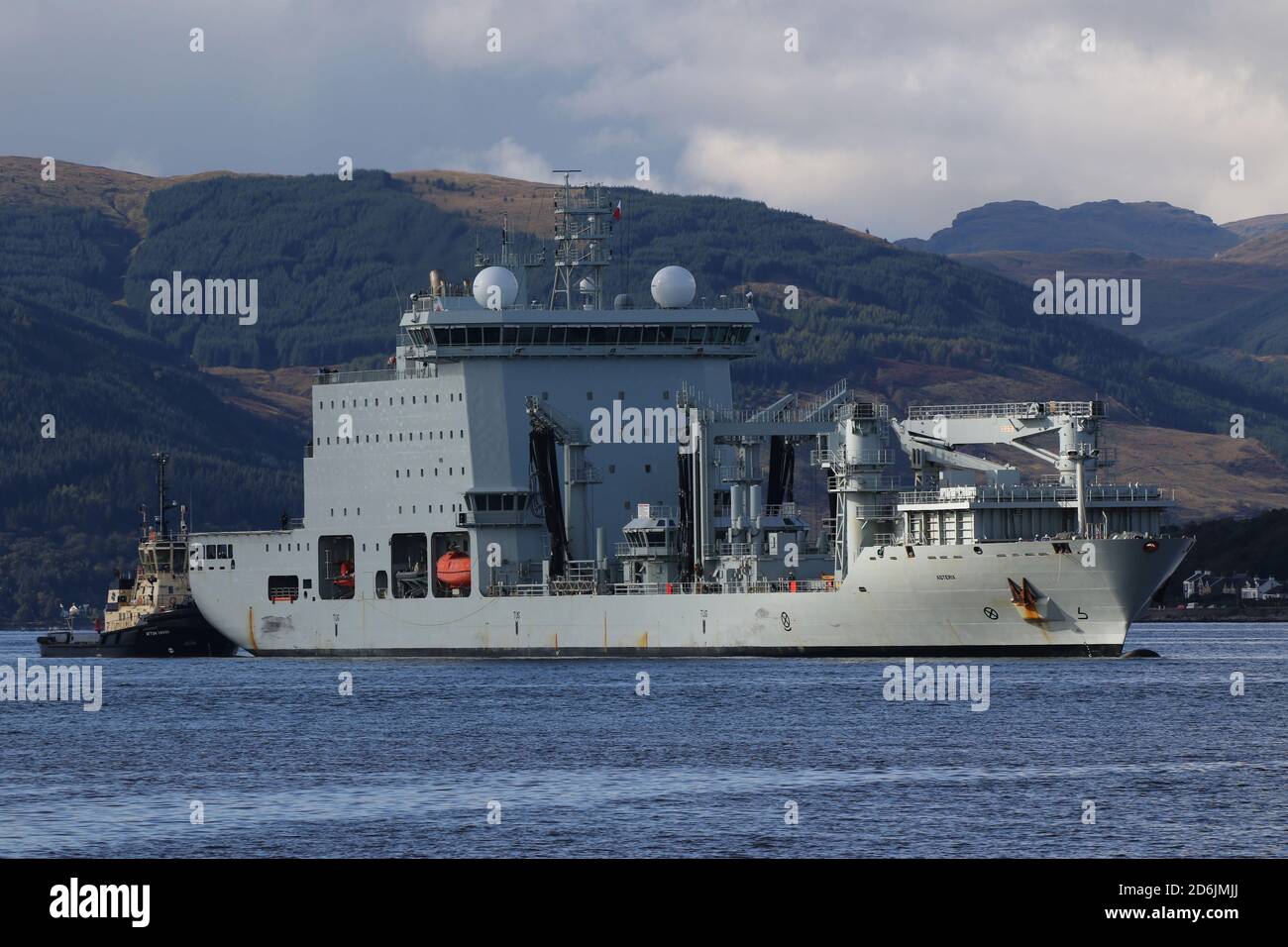 MV Asterix, una nave di rifornimento a carico temporaneo della Royal Canadian Navy, che è assistita dal rimorchiatore di Svitzer Ayton Cross, durante il Guerriero congiunto 20-2. Foto Stock