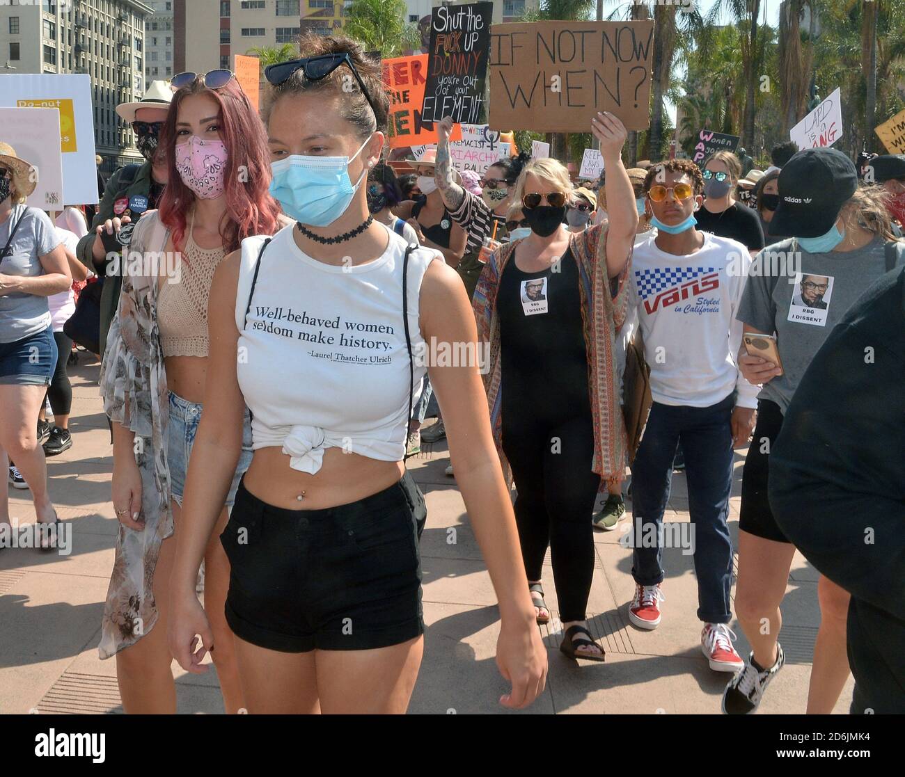 Los Angeles. Stati Uniti. 17 Ott 2020. Centinaia di persone si riuniscono per protestare contro gli sforzi compiuti dall'amministrazione Trump per sostituire la Corte Suprema Ruth Bader Ginsburg a Pershing Square, nel centro di Los Angeles, sabato 17 ottobre 2020. Le marce a livello nazionale si sono svolte nel tentativo di non confermare la nuova giustizia fino a dopo l'elezione. "E' stato il desiderio morente di Ginsburg di non essere sostituito solo dopo le elezioni, e credo che dovremmo onorarlo", ha detto l'organizzatore Jenna Karvundis. Foto di Jim Ruymen Credit: UPI/Alamy Live News Foto Stock