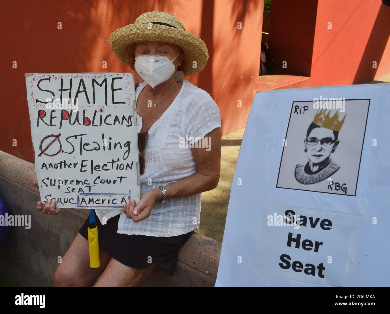 Los Angeles. Stati Uniti. 17 Ott 2020. Centinaia di persone si riuniscono per protestare contro gli sforzi compiuti dall'amministrazione Trump per sostituire la Corte Suprema Ruth Bader Ginsburg a Pershing Square, nel centro di Los Angeles, sabato 17 ottobre 2020. Le marce a livello nazionale si sono svolte nel tentativo di non confermare la nuova giustizia fino a dopo l'elezione. "E' stato il desiderio morente di Ginsburg di non essere sostituito solo dopo le elezioni, e credo che dovremmo onorarlo", ha detto l'organizzatore Jenna Karvundis. Foto di Jim Ruymen Credit: UPI/Alamy Live News Foto Stock