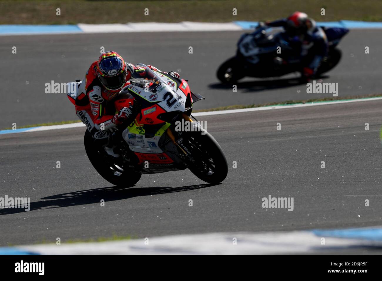 Cascais. 17 Ott 2020. L'italiano Michael Ruben Rinaldi (L) del Team Goundici corre durante il Campionato del mondo FIM Superbike Estoril Round Race 1 al circuito Estoril di Cascais, Portogallo, il 17 ottobre 2020. Credit: Pedro Feuza/Xinhua/Alamy Live News Foto Stock