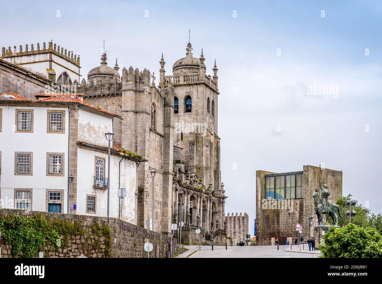 Cattedrale di Porto, Portogallo, una delle chiese più antiche di Porto, risalente al 12 ° secolo Foto Stock