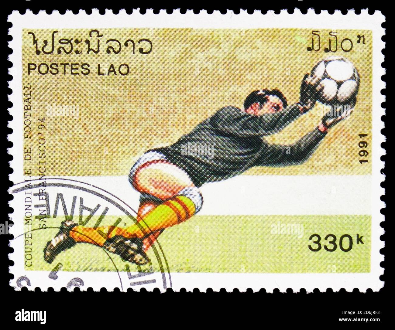 MOSCA, RUSSIA - 10 SETTEMBRE 2020: Francobollo stampato in Laos spettacoli Goalkeeper, FIFA World Cup Football Championship 1994, USA serie, circa 1991 Foto Stock
