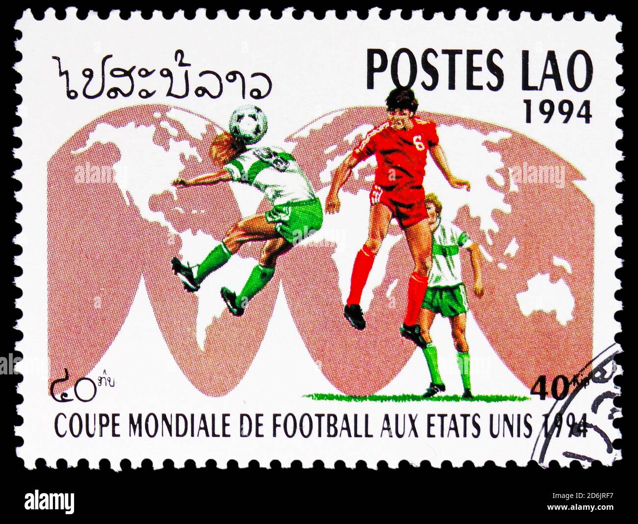 MOSCA, RUSSIA - 10 SETTEMBRE 2020: Francobollo stampato in Laos mostra i giocatori di calcio sulla mappa del mondo, FIFA World Cup Football Championship 1994, USA s Foto Stock