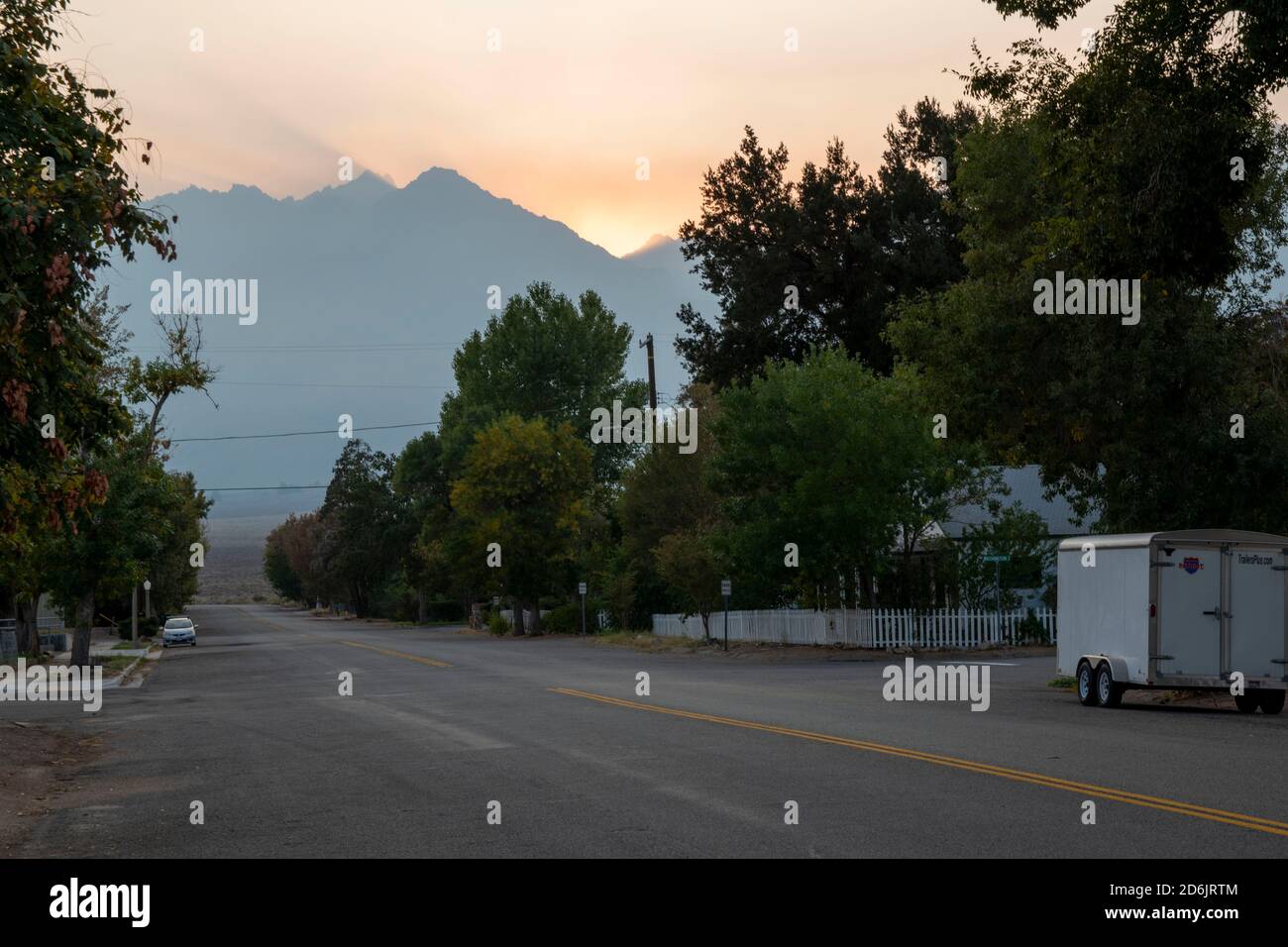 Independence è il capoluogo della contea di Inyo, California, USA e ospita attrazioni come il tribunale, la Edwards House e la Putnam's Stone Cabin. Foto Stock