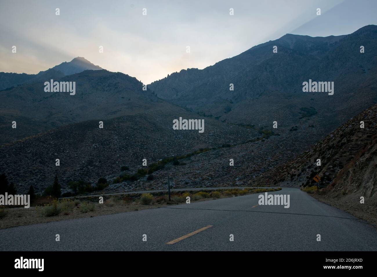 Independence è il capoluogo della contea di Inyo, California, USA e ospita attrazioni come il tribunale, la Edwards House e la Putnam's Stone Cabin. Foto Stock