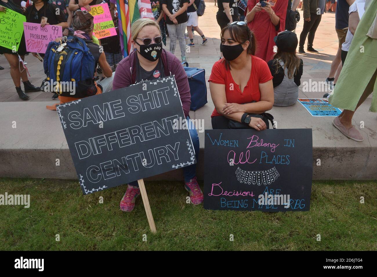 Los Angeles. Stati Uniti. 17 Ott 2020. Centinaia di persone si riuniscono per protestare contro gli sforzi compiuti dall'amministrazione Trump per sostituire la Corte Suprema Ruth Bader Ginsburg a Pershing Square, nel centro di Los Angeles, sabato 17 ottobre 2020. Le marce a livello nazionale si sono svolte nel tentativo di non confermare la nuova giustizia fino a dopo l'elezione. "E' stato il desiderio morente di Ginsburg di non essere sostituito solo dopo le elezioni, e credo che dovremmo onorarlo", ha detto l'organizzatore Jenna Karvundis. Foto di Jim Ruymen/UPI Credit: UPI/Alamy Live News Foto Stock