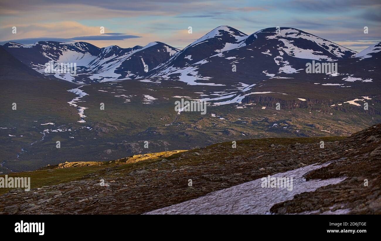 Nelle notti estive sul Monte Nuolja, alcune rocce sono ancora illuminate dal sole. Foto Stock