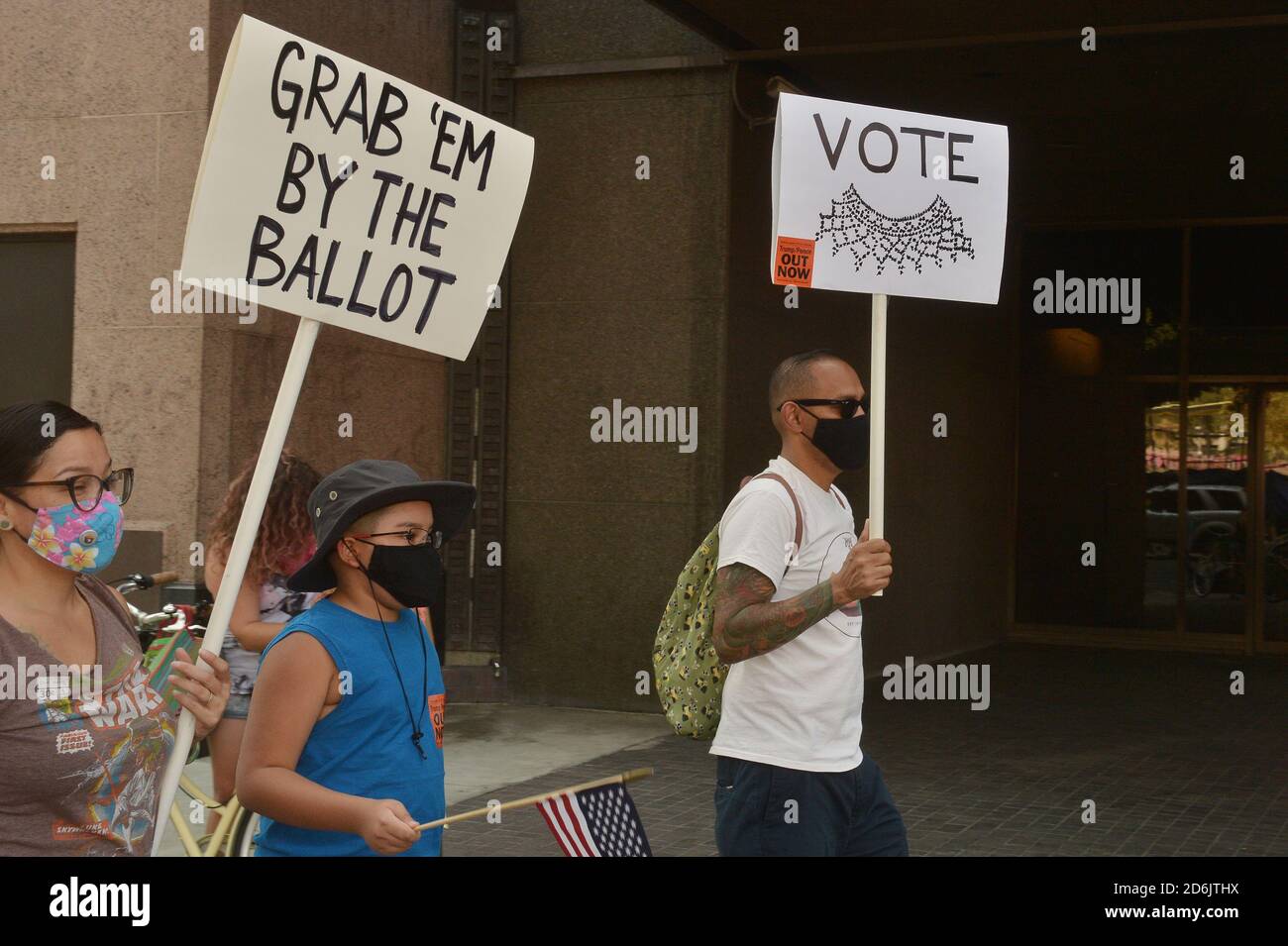 Los Angeles. Stati Uniti. 17 Ott 2020. Centinaia di marzo a City Hall per protestare contro gli sforzi dell'amministrazione Trump di sostituire la Corte Suprema Ruth Bader Ginsburg, scomparso sabato 17 ottobre 2020. Le marce a livello nazionale si sono svolte nel tentativo di non confermare la nuova giustizia fino a dopo l'elezione. "E' stato il desiderio morente di Ginsburg di non essere sostituito solo dopo le elezioni, e credo che dovremmo onorarlo", ha detto l'organizzatore Jenna Karvundis. Foto di Jim Ruymen/UPI Credit: UPI/Alamy Live News Foto Stock