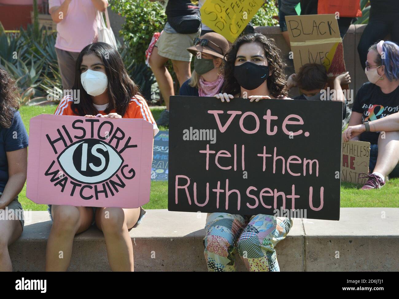 Los Angeles. Stati Uniti. 17 Ott 2020. Centinaia di persone si riuniscono per protestare contro gli sforzi compiuti dall'amministrazione Trump per sostituire la Corte Suprema Ruth Bader Ginsburg a Pershing Square, nel centro di Los Angeles, sabato 17 ottobre 2020. Le marce a livello nazionale si sono svolte nel tentativo di non confermare la nuova giustizia fino a dopo l'elezione. "E' stato il desiderio morente di Ginsburg di non essere sostituito solo dopo le elezioni, e credo che dovremmo onorarlo", ha detto l'organizzatore Jenna Karvundis. Foto di Jim Ruymen/UPI Credit: UPI/Alamy Live News Foto Stock