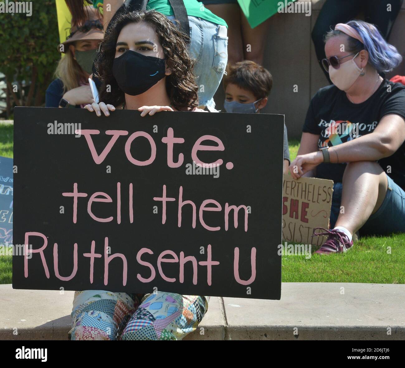 Los Angeles. Stati Uniti. 17 Ott 2020. Centinaia di persone si riuniscono per protestare contro gli sforzi compiuti dall'amministrazione Trump per sostituire la Corte Suprema Ruth Bader Ginsburg a Pershing Square, nel centro di Los Angeles, sabato 17 ottobre 2020. Le marce a livello nazionale si sono svolte nel tentativo di non confermare la nuova giustizia fino a dopo l'elezione. "E' stato il desiderio morente di Ginsburg di non essere sostituito solo dopo le elezioni, e credo che dovremmo onorarlo", ha detto l'organizzatore Jenna Karvundis. Foto di Jim Ruymen/UPI Credit: UPI/Alamy Live News Foto Stock