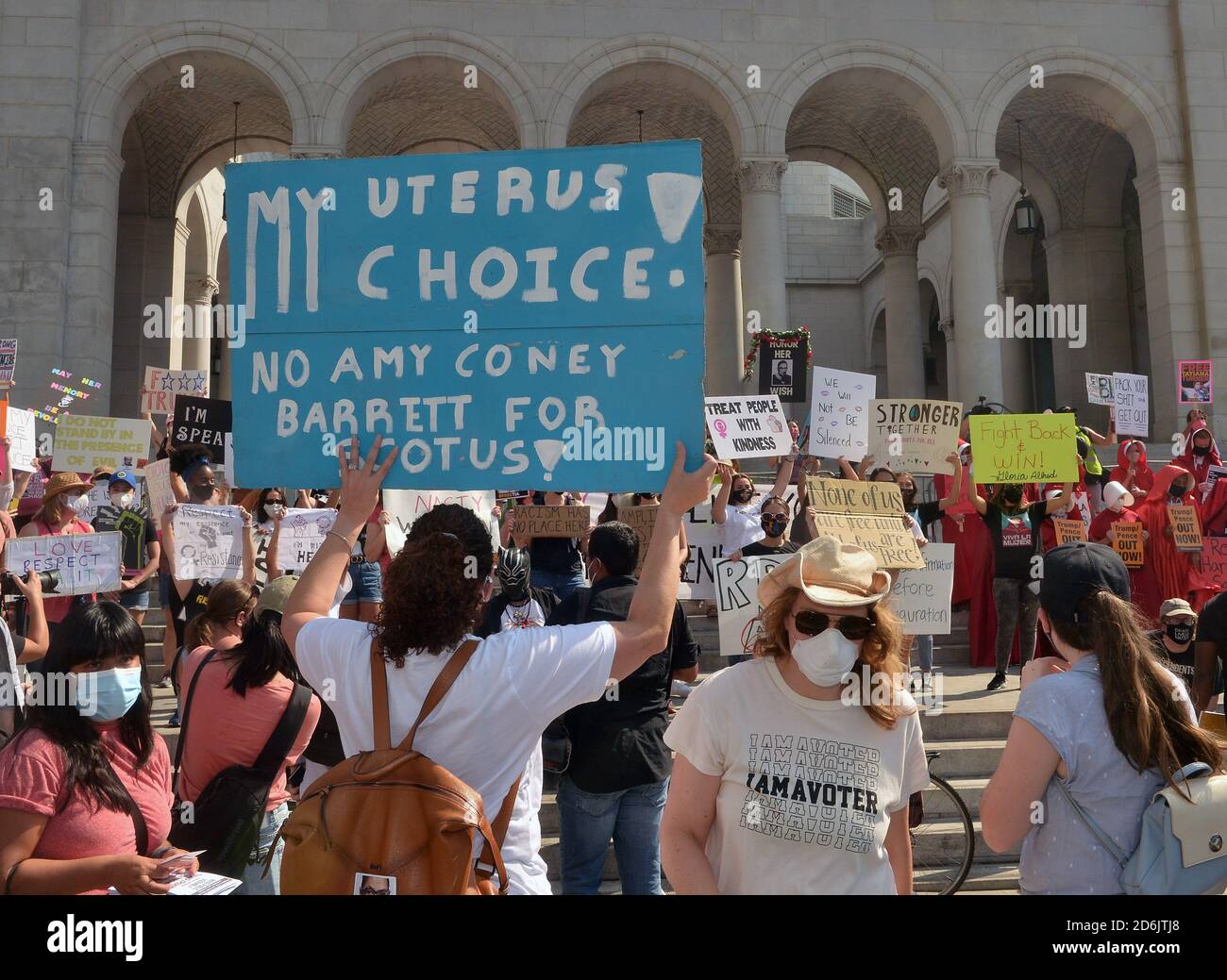 Los Angeles. Stati Uniti. 17 Ott 2020. Centinaia di persone si riuniscono presso il municipio per protestare contro gli sforzi dell'amministrazione Trump di sostituire la Corte Suprema Ruth Bader Ginsburg, scomparsa sabato 17 ottobre 2020. Le marce a livello nazionale si sono svolte nel tentativo di non confermare la nuova giustizia fino a dopo l'elezione. "E' stato il desiderio morente di Ginsburg di non essere sostituito solo dopo le elezioni, e credo che dovremmo onorarlo", ha detto l'organizzatore Jenna Karvundis. Foto di Jim Ruymen/UPI Credit: UPI/Alamy Live News Foto Stock