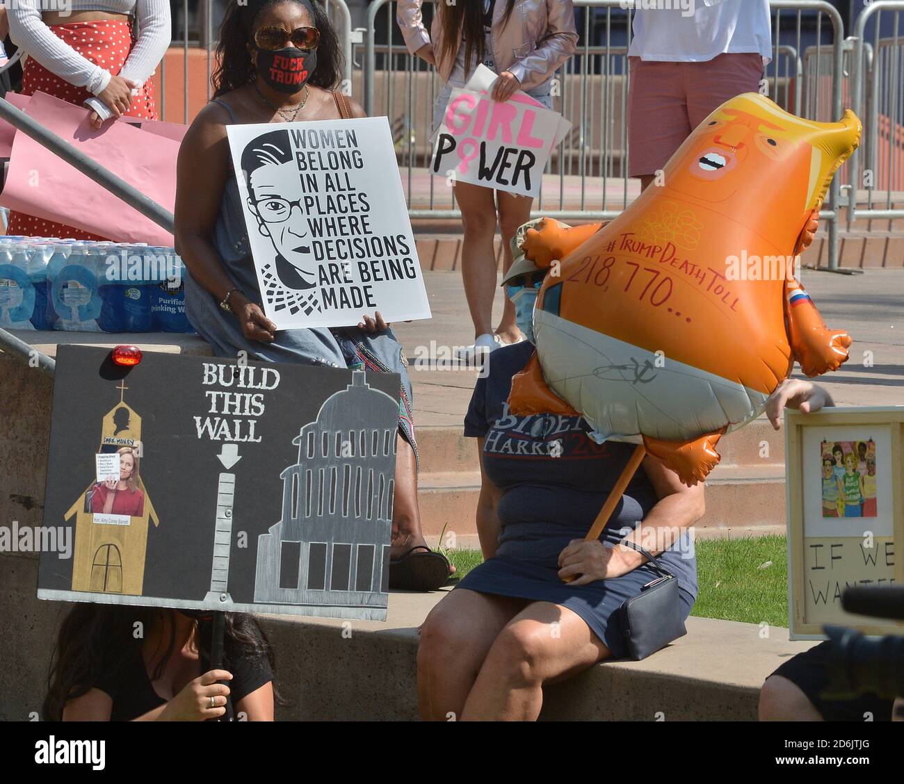 Los Angeles. Stati Uniti. 17 Ott 2020. Centinaia di persone si riuniscono per protestare contro gli sforzi compiuti dall'amministrazione Trump per sostituire la Corte Suprema Ruth Bader Ginsburg a Pershing Square, nel centro di Los Angeles, sabato 17 ottobre 2020. Le marce a livello nazionale si sono svolte nel tentativo di non confermare la nuova giustizia fino a dopo l'elezione. "E' stato il desiderio morente di Ginsburg di non essere sostituito solo dopo le elezioni, e credo che dovremmo onorarlo", ha detto l'organizzatore Jenna Karvundis. Foto di Jim Ruymen/UPI Credit: UPI/Alamy Live News Foto Stock