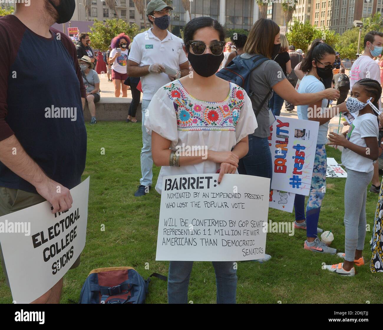 Los Angeles. Stati Uniti. 17 Ott 2020. Centinaia di persone si riuniscono per protestare contro gli sforzi compiuti dall'amministrazione Trump per sostituire la Corte Suprema Ruth Bader Ginsburg a Pershing Square, nel centro di Los Angeles, sabato 17 ottobre 2020. Le marce a livello nazionale si sono svolte nel tentativo di non confermare la nuova giustizia fino a dopo l'elezione. "E' stato il desiderio morente di Ginsburg di non essere sostituito solo dopo le elezioni, e credo che dovremmo onorarlo", ha detto l'organizzatore Jenna Karvundis. Foto di Jim Ruymen/UPI Credit: UPI/Alamy Live News Foto Stock