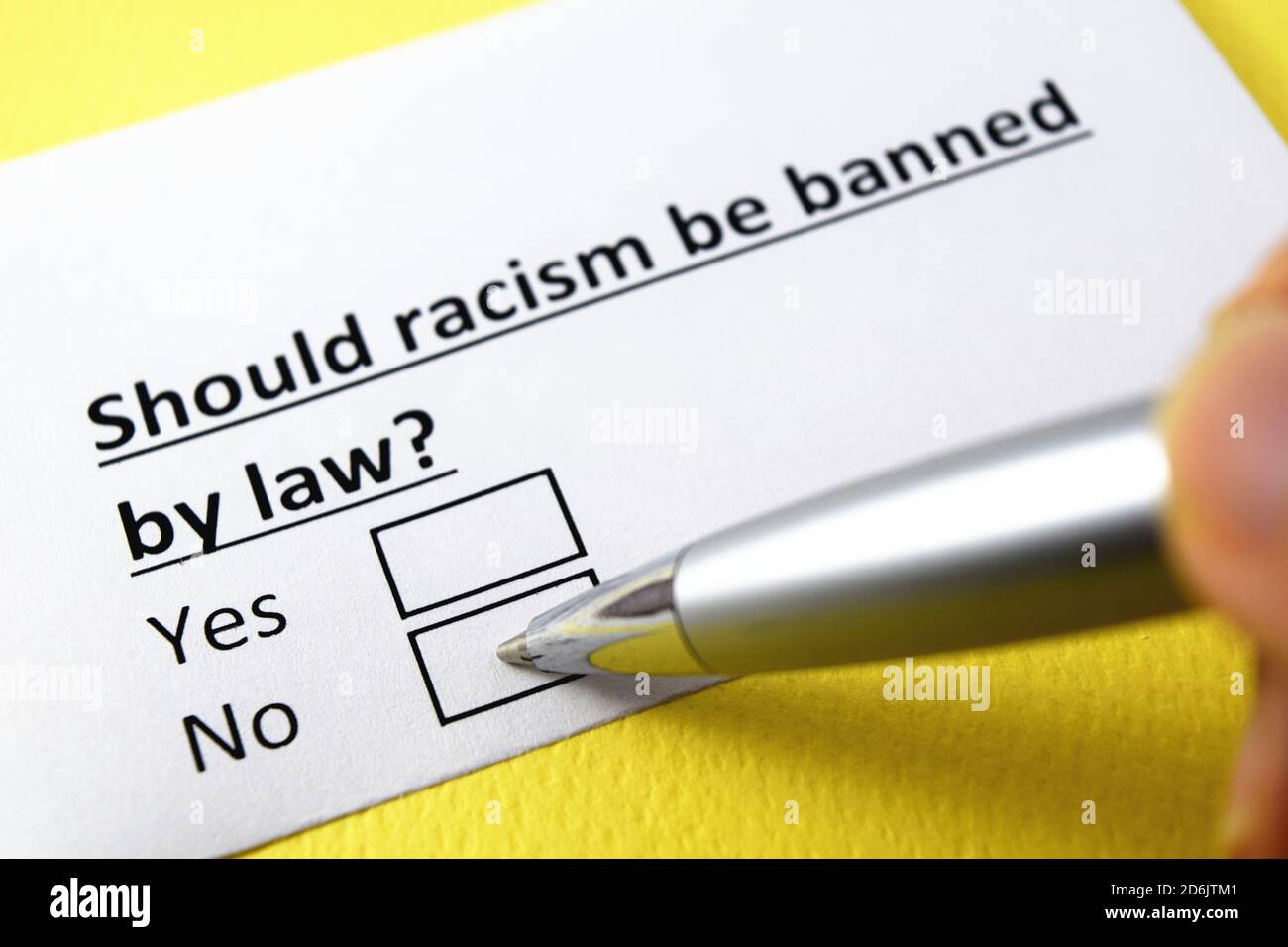 Il razzismo dovrebbe essere vietato per legge? Sì o no? Foto Stock
