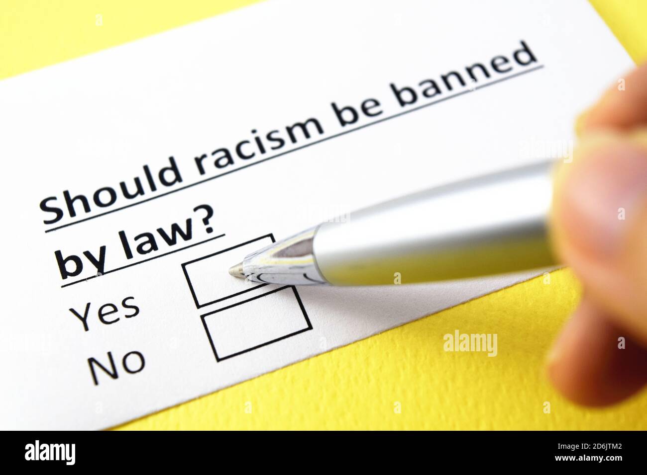 Il razzismo dovrebbe essere vietato per legge? Sì o no? Foto Stock