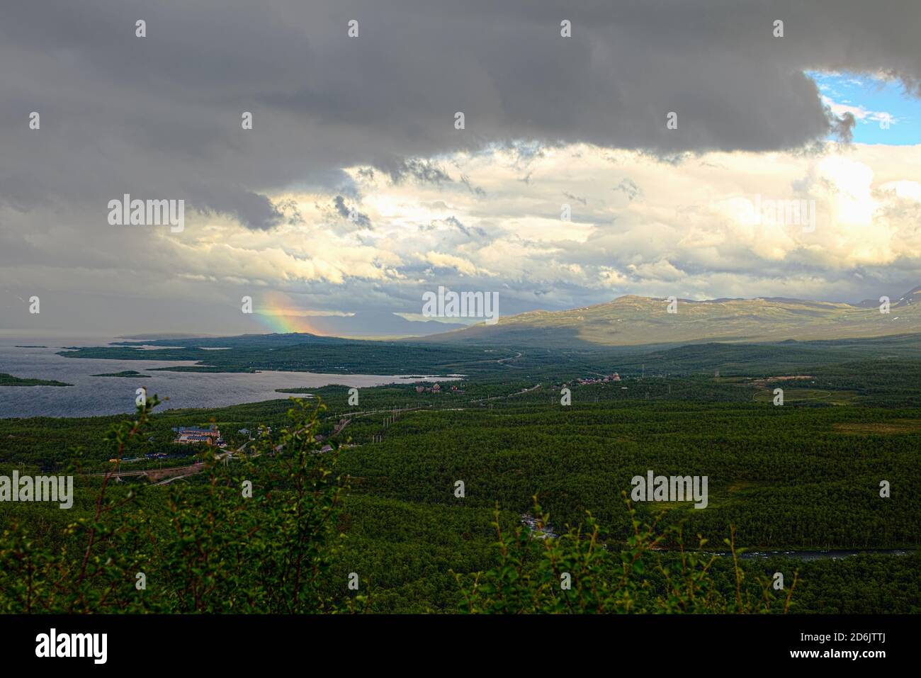 Tempo variabile e arcobaleno nella valle di Abisko. Foto Stock