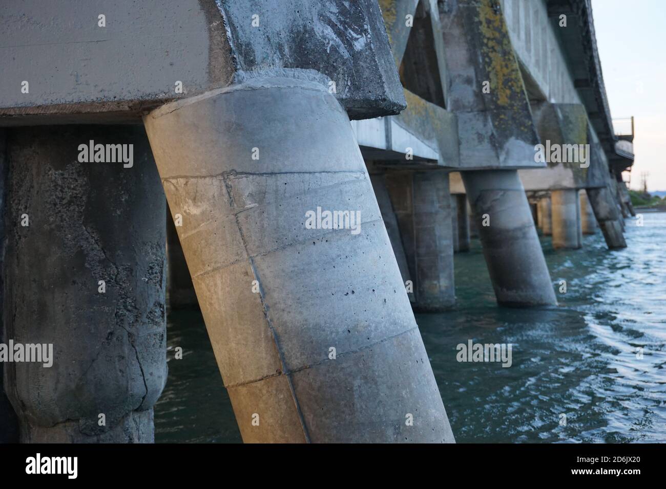 Ponte del porto abbandonato. Estuario di Ahuriri. Napier. Nuova Zelanda. Foto Stock