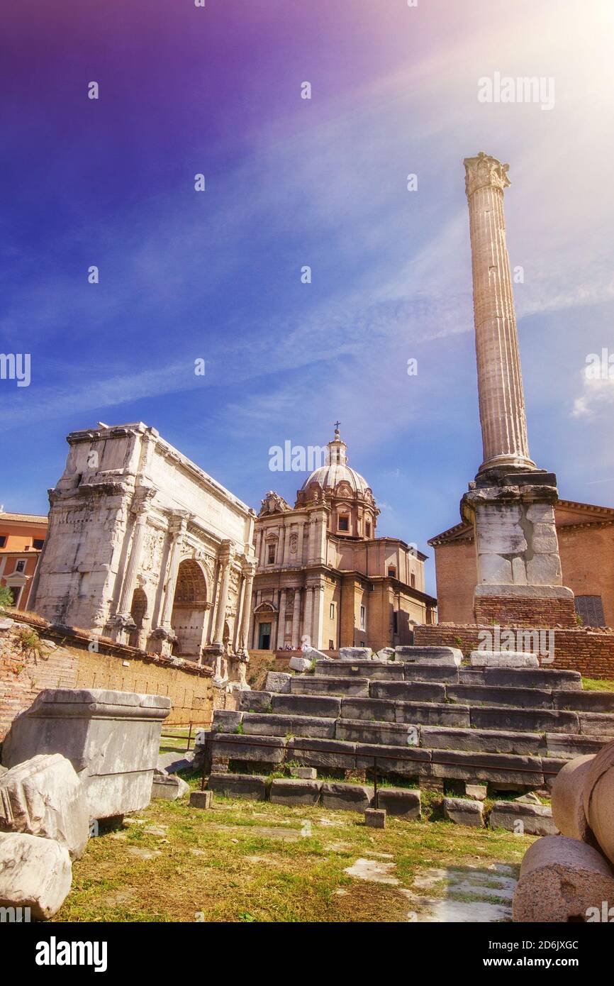 L'Arco trionfale di Settimio Severo, la chiesa Santi Luca e Martina e la colonna di Foca nel Foro Romano Foto Stock