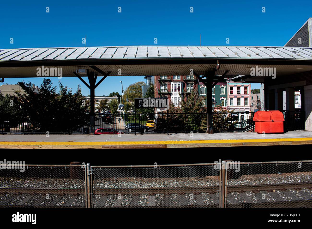 Foto della tranquilla stazione di Plainfield di NJ Transit di giorno Foto Stock
