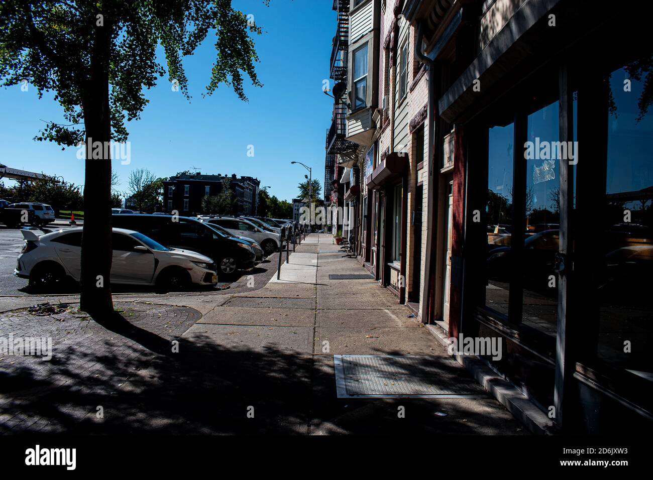 Immagine laterale dello Storefront / edifici appartamento subito dopo Alla stazione ferroviaria di Plainfield Foto Stock