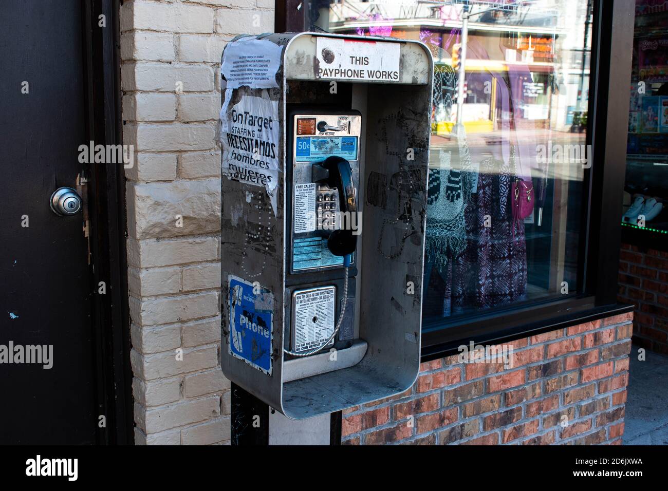 Un vecchio Payphone inutilizzato da UNO Storefront in Plainfield NJ Foto Stock