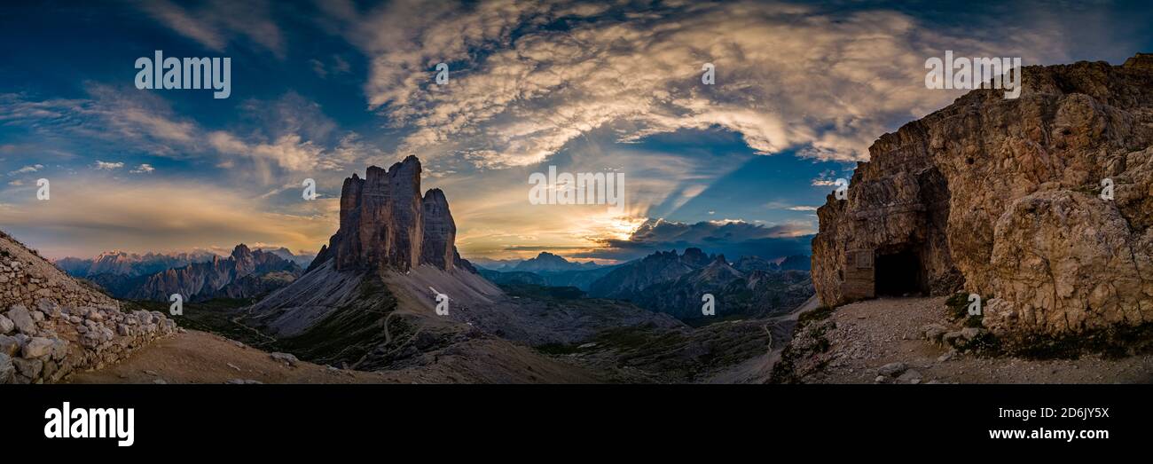 Vista panoramica sul gruppo montuoso tre Cime di Lavaredo, visto da Paternkofel Scharte, al tramonto. Foto Stock