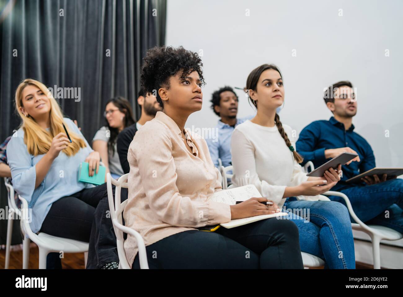 Gruppo di persone creative che ascoltano i colleghi che si stanno occupando di una riunione d'ufficio. Concetto di business e brainstorming. Foto Stock