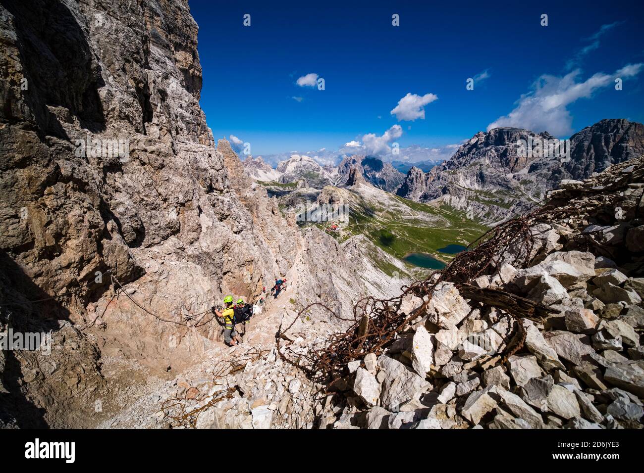 Si sta arrampicando sulla via ferrata Innerkofler-De-Luca a Paterno, montagna di Paterkofel. Foto Stock