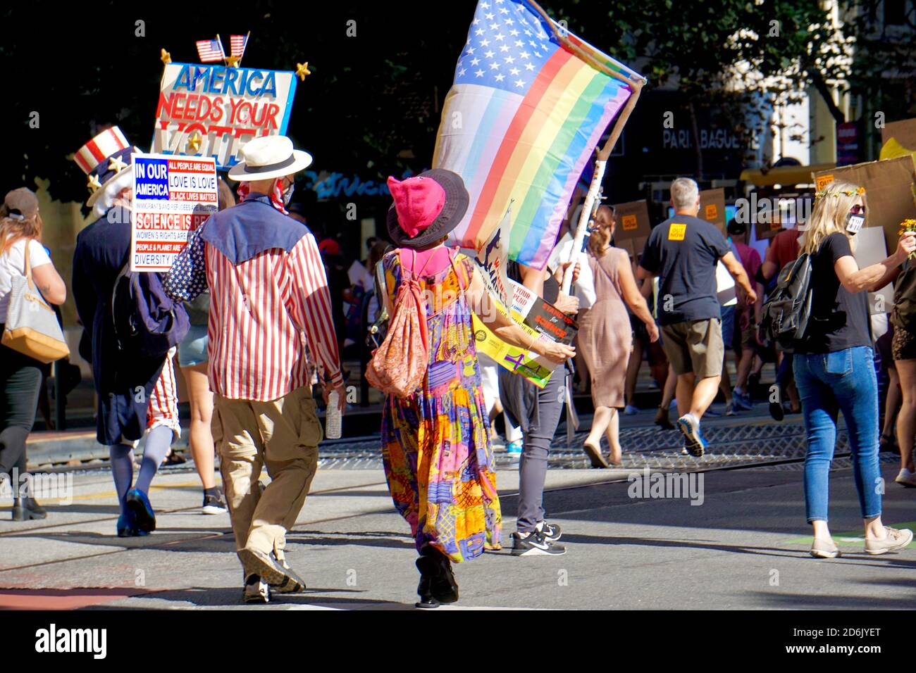 17 ottobre 2020. La marcia delle donne di San Francisco prima delle elezioni presidenziali degli Stati Uniti. I manifestanti anti anti anti anti-Trump si vestono in stelle e strisce con bandiera arcobaleno. Foto Stock