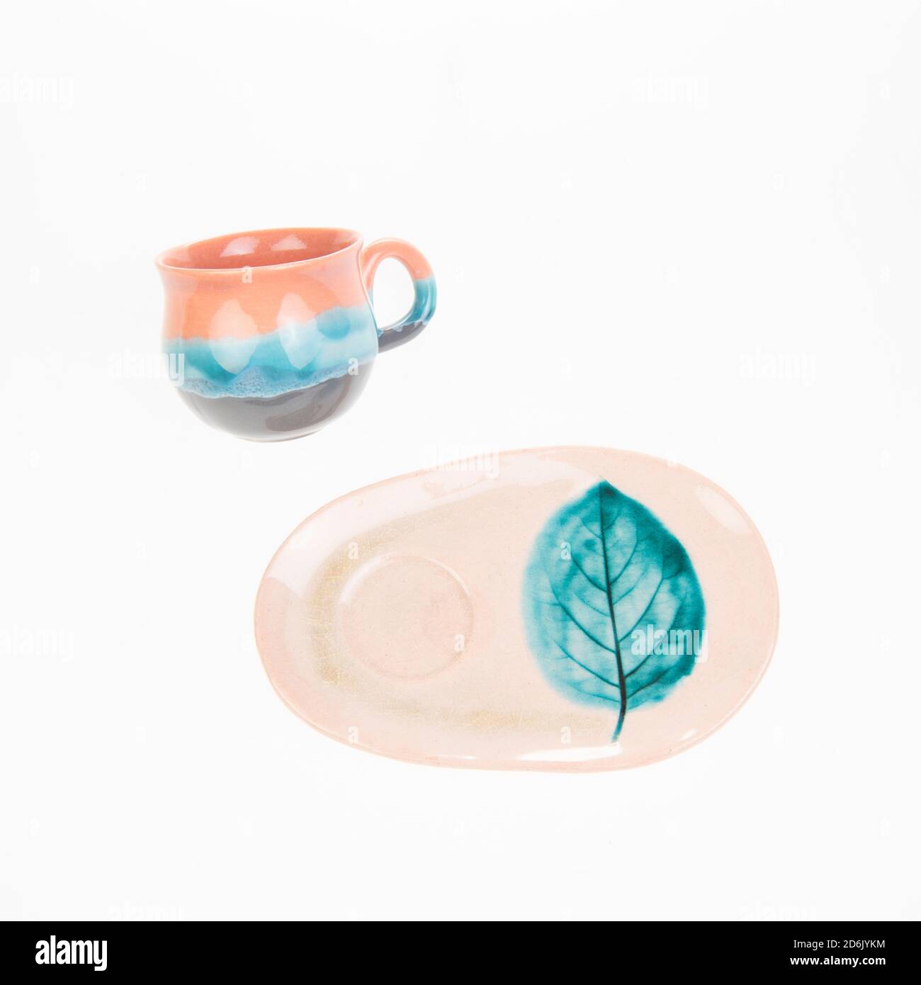 tazze da caffè in ceramica realizzate a mano isolate Foto Stock