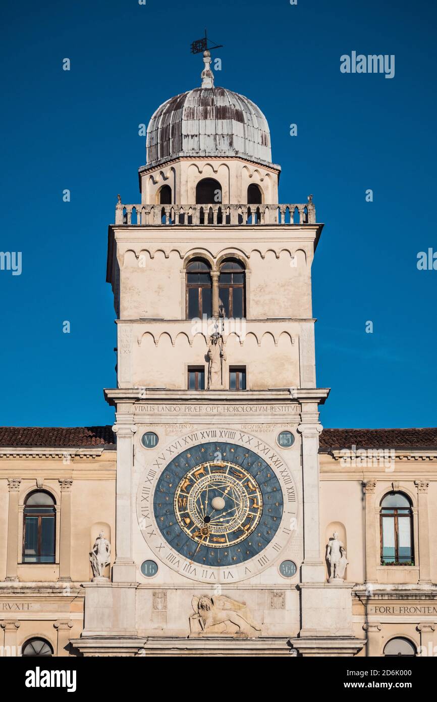 Torre dell'Orologio Astronomico Torre dell'Orologio in Piazza dei Signori a  Padova o Padova Foto stock - Alamy