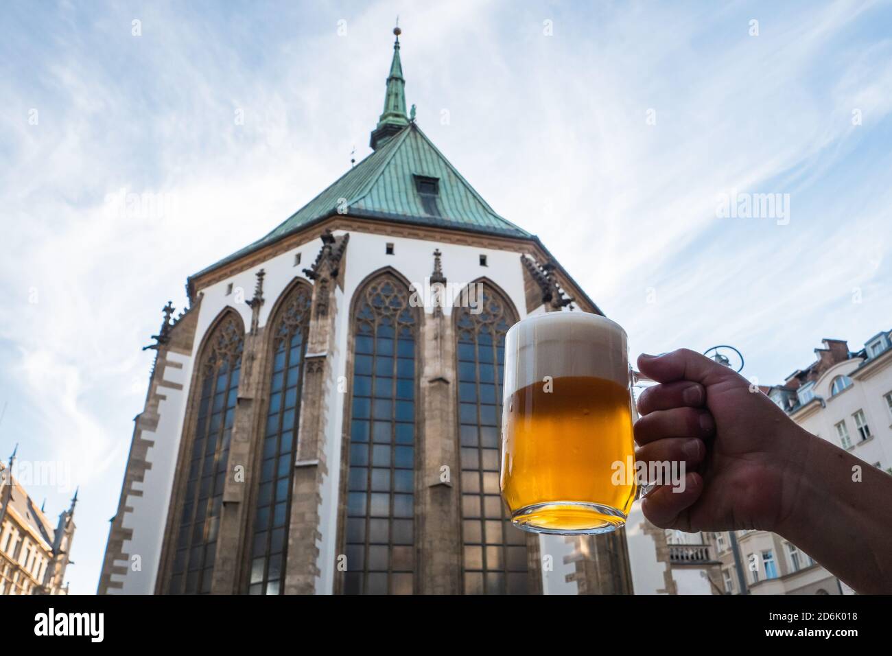 Gustosa pinta di luce, Golden Pilsner Lager Beer chiamata Svetly Lezak Pivo in ceco su Piazza San Giacomo a Brno Foto Stock