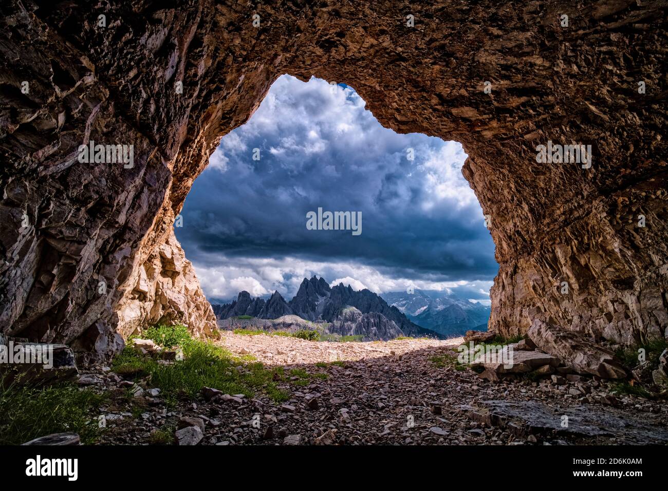 Il gruppo montuoso Cadini di Misurina ha visto fuori da una grotta sopra il rifugio Auronzo, il Rifugio Auronzo, oscure nubi di temporale che si muovono dentro. Foto Stock