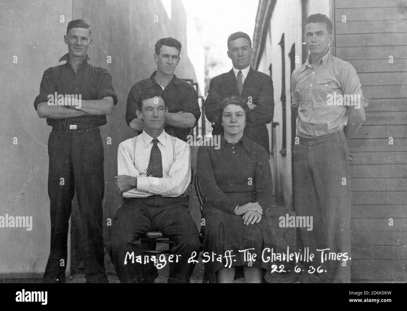 Personale del Charleville Times posa per la macchina fotografica, 22 giugno 1936. Redattore John Gillard McKechnie sulla parte anteriore sinistra. Dalla collezione della famiglia McKechnie. Foto Stock