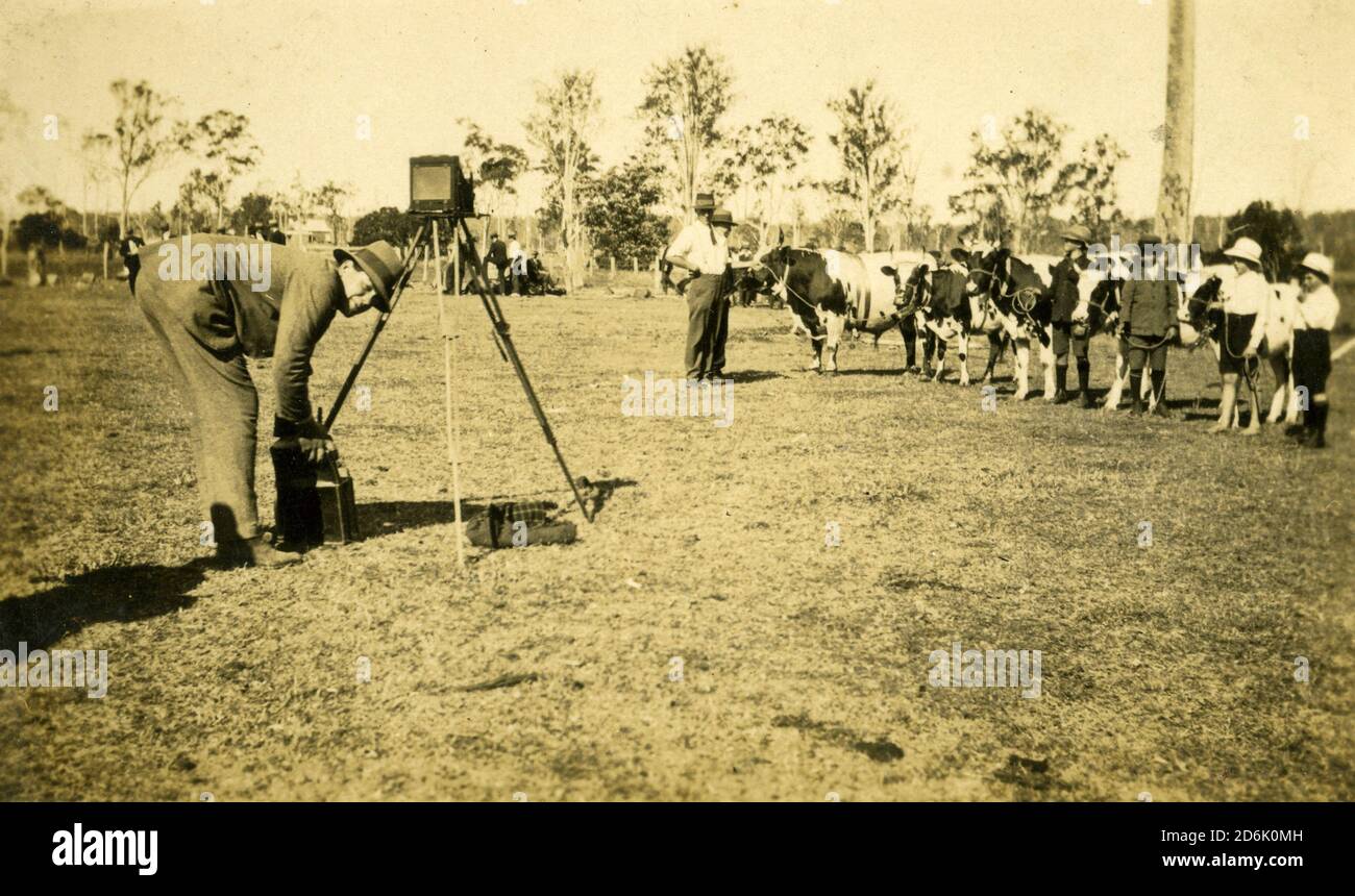 Un fotografo sconosciuto prepara il suo equipaggiamento per fotografare i vincitori di un concorso rurale A e P nel Queensland, probabilmente negli anni '30. Dalla collezione della famiglia McKechnie. Foto Stock