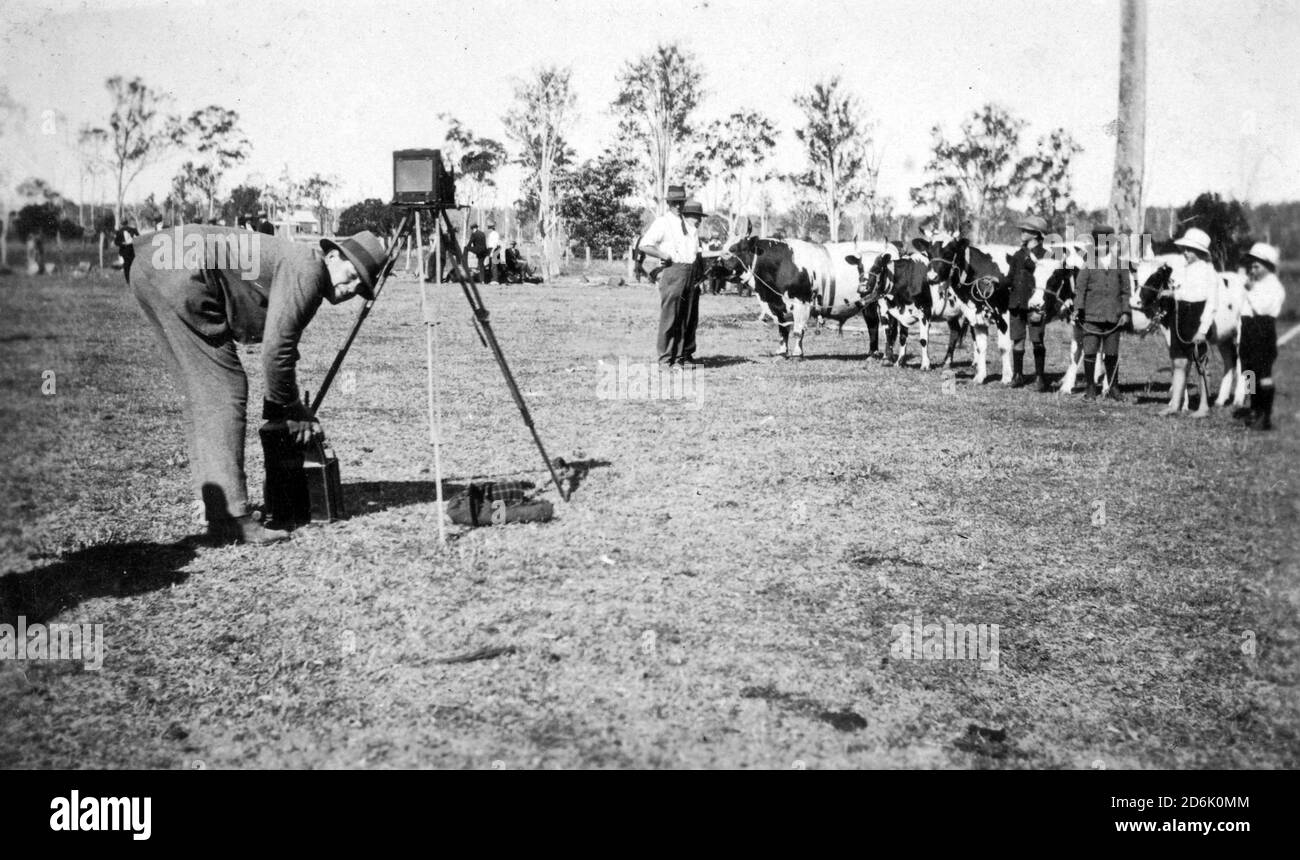 Un fotografo sconosciuto prepara il suo equipaggiamento per fotografare i vincitori di un concorso rurale A e P nel Queensland, probabilmente negli anni '30. Dalla collezione della famiglia McKechnie. Foto Stock