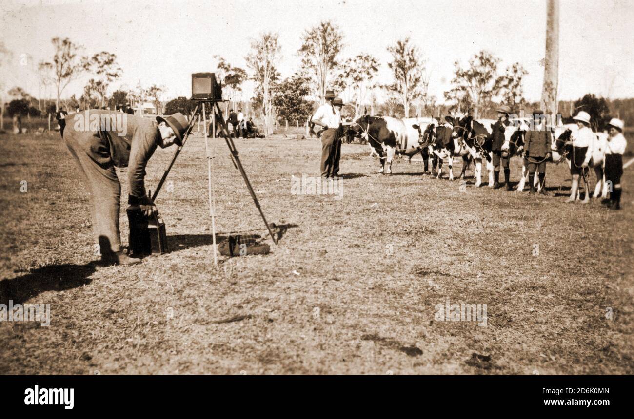 Un fotografo sconosciuto prepara il suo equipaggiamento per fotografare i vincitori di un concorso rurale A e P nel Queensland, probabilmente negli anni '30. Dalla collezione della famiglia McKechnie. Foto Stock