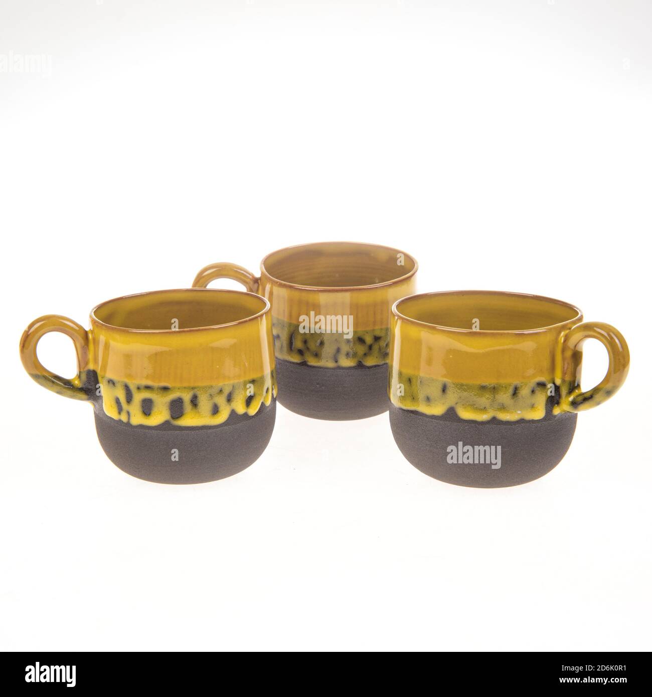 tazze da caffè in ceramica realizzate a mano isolate Foto Stock