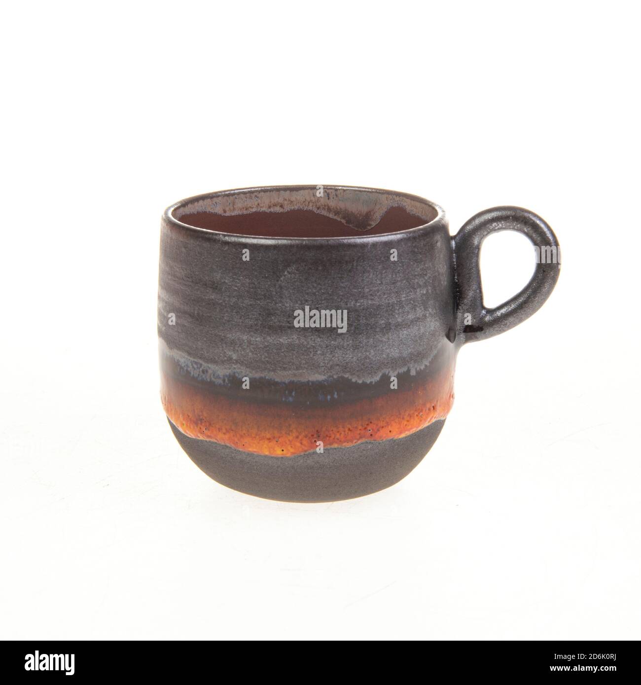 tazza di caffè in ceramica fatta a mano isolata Foto Stock