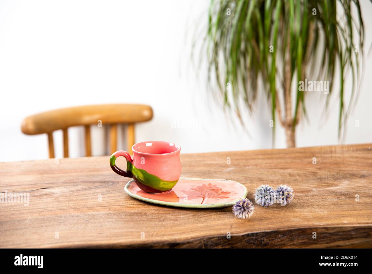 tazza di caffè in ceramica fatta a mano su tavolo di legno Foto Stock