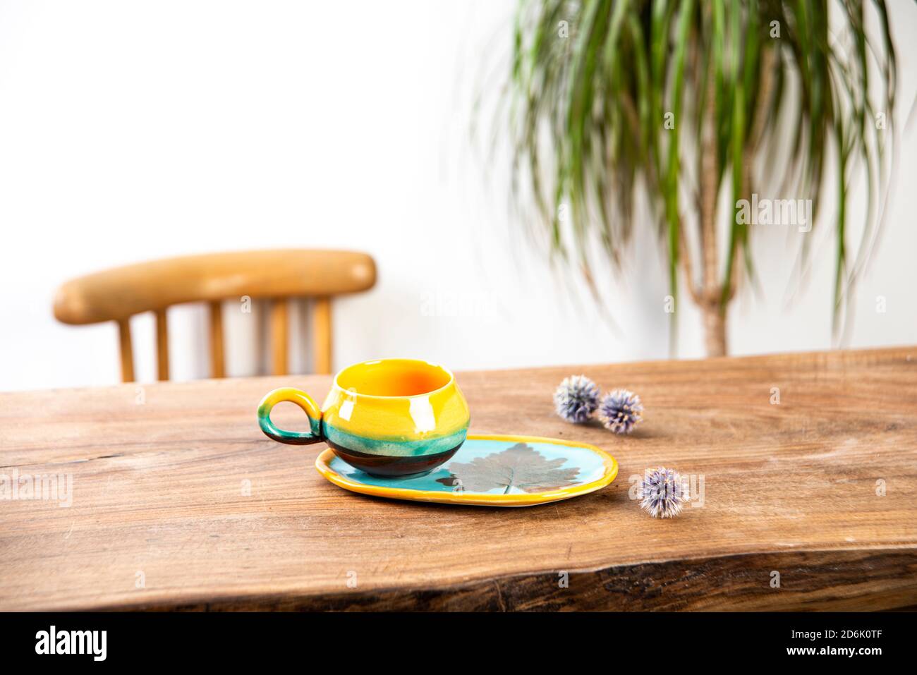 tazza di caffè in ceramica fatta a mano su tavolo di legno Foto Stock
