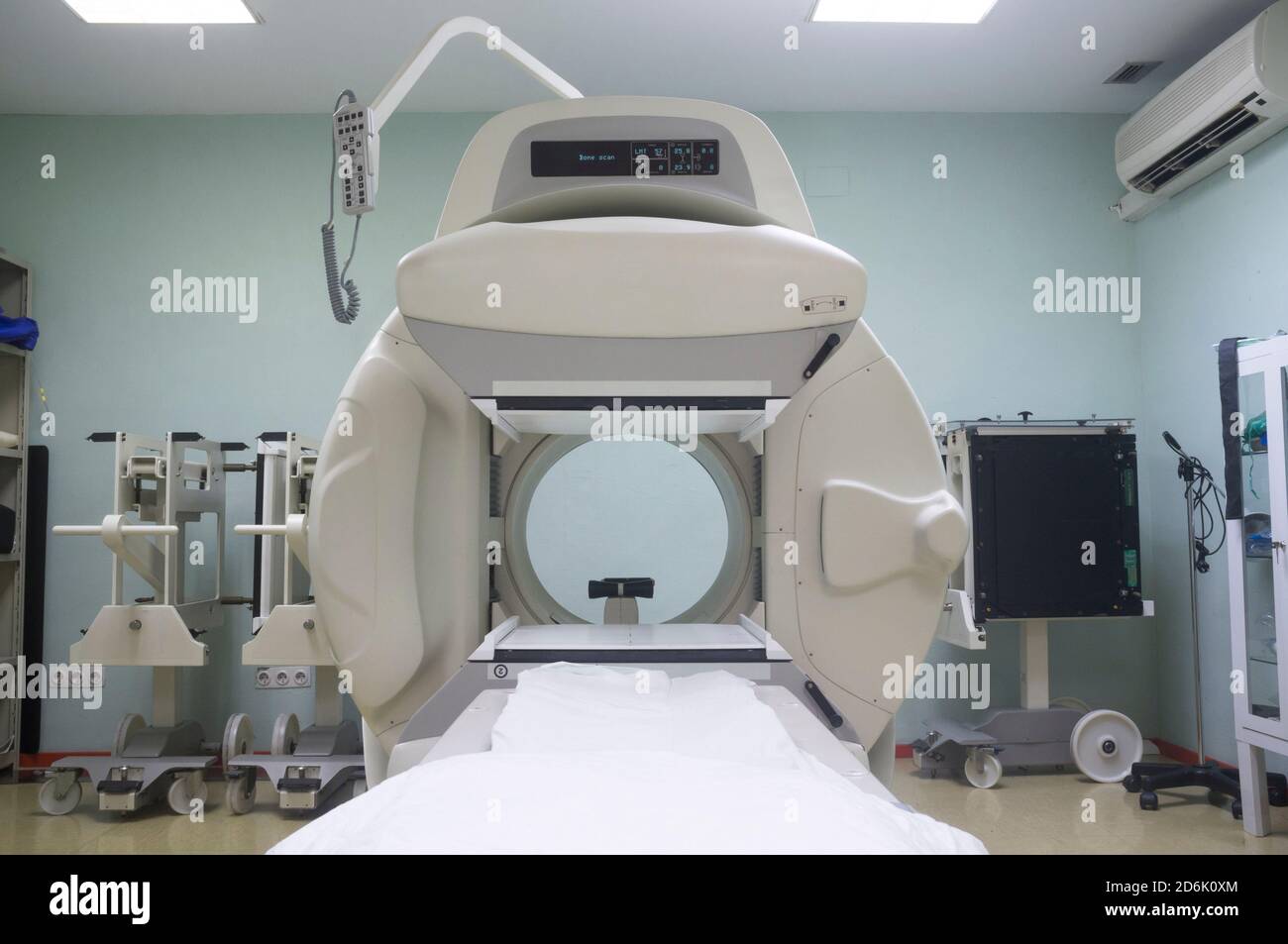 Telecamera gamma nucleare, dispositivo medico utilizzato per analizzare le immagini del corpo umano o la distribuzione di iniezioni mediche. Messa a fuoco morbida Foto Stock