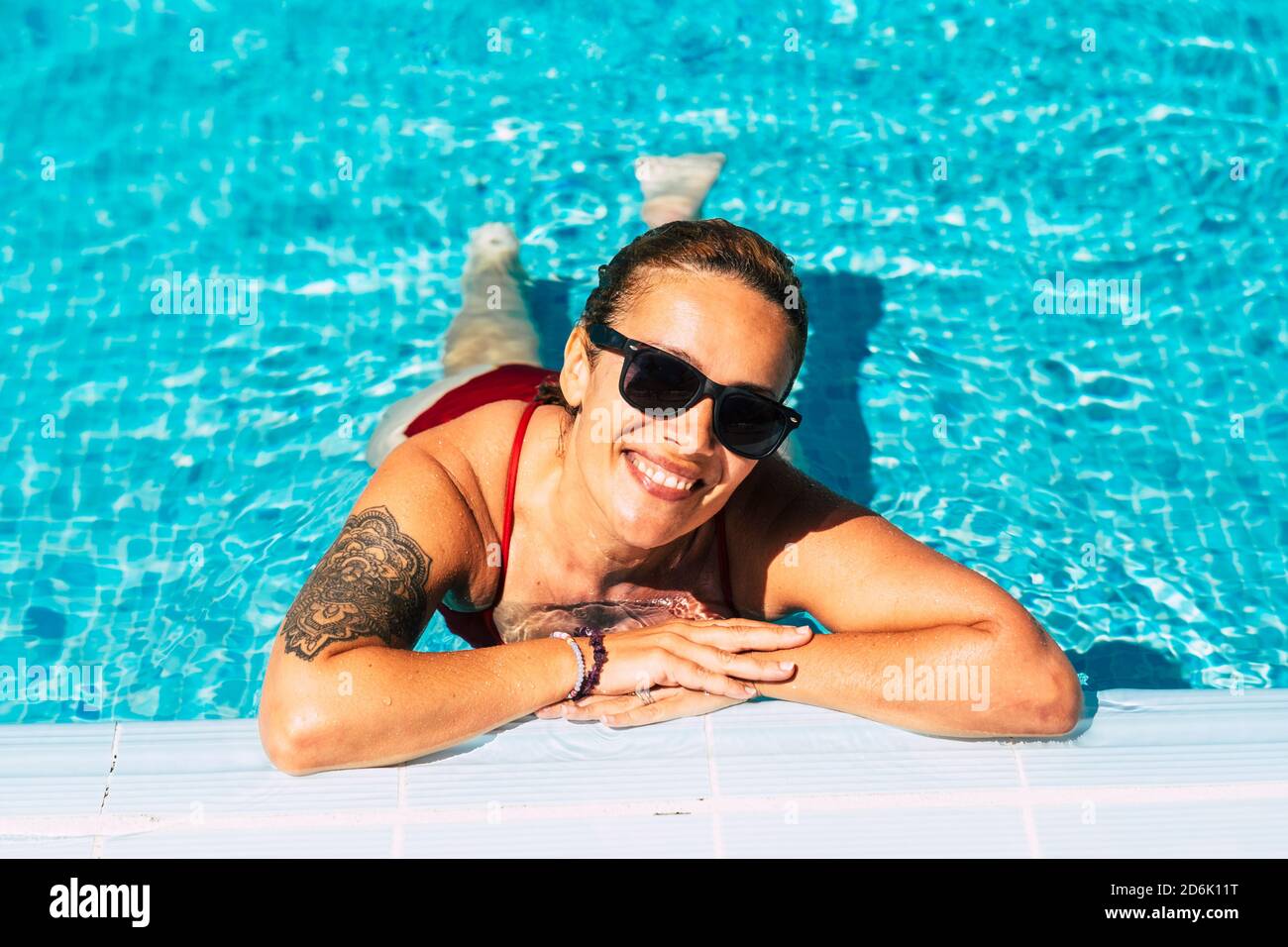 Allegra bella donna ritratto in piscina - vacanza estate vacanza in resort per giovani felici graziosi in bikini - stile di vita sano e enjo Foto Stock